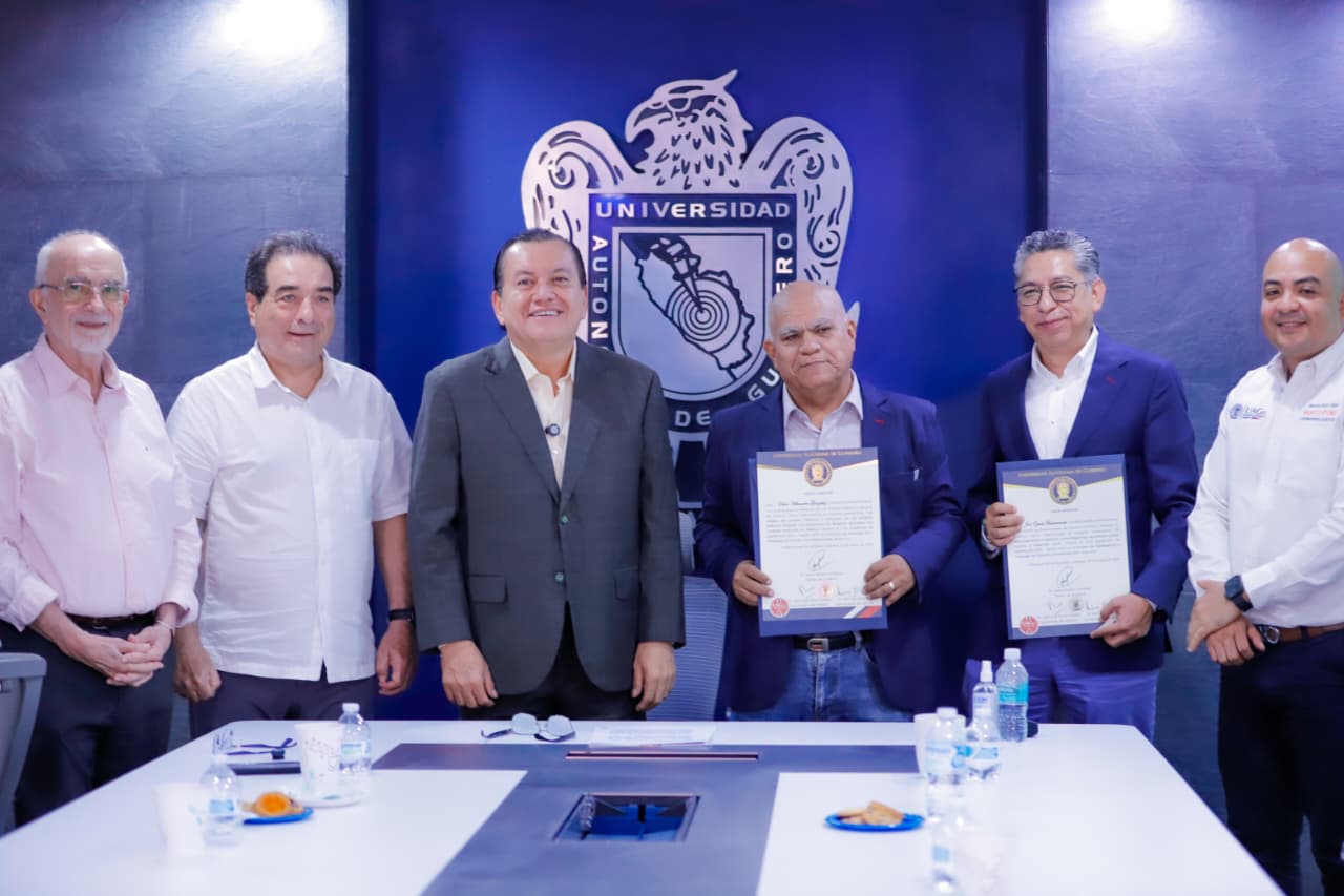 ENTREGA EL RECTOR JAVIER SALDAÑA TÍTULOS DEL PRIMER PROGRAMA DE POSDOCTORADO EN LA UAGRO 