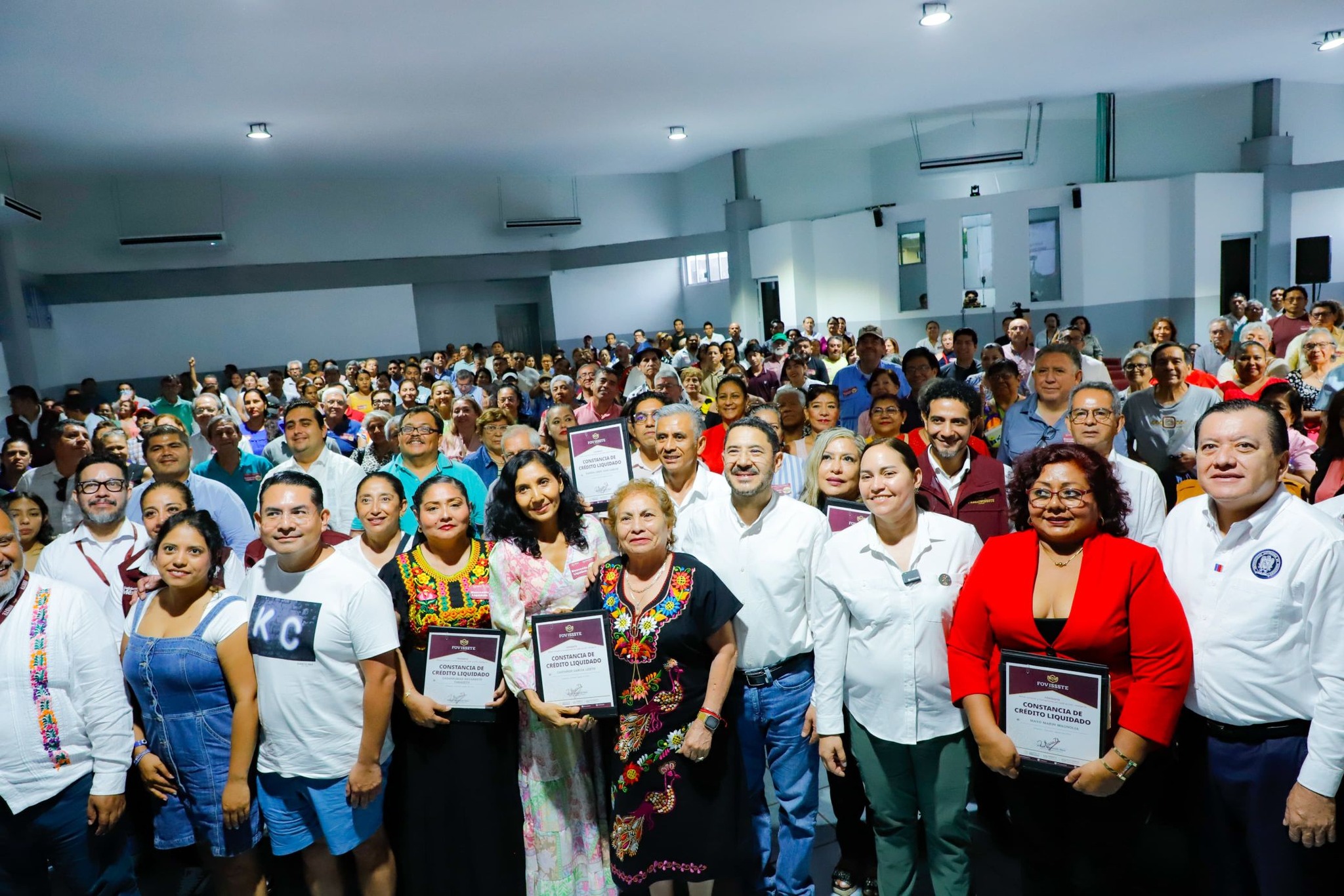 EL DR. JAVIER SALDAÑA ACOMPAÑA AL DR. MARTÍ BATRES EN LA ENTREGA DE CONSTANCIAS DE FINIQUITO PARA PERSONAS ACREDITADAS DE FOVISSSTE
