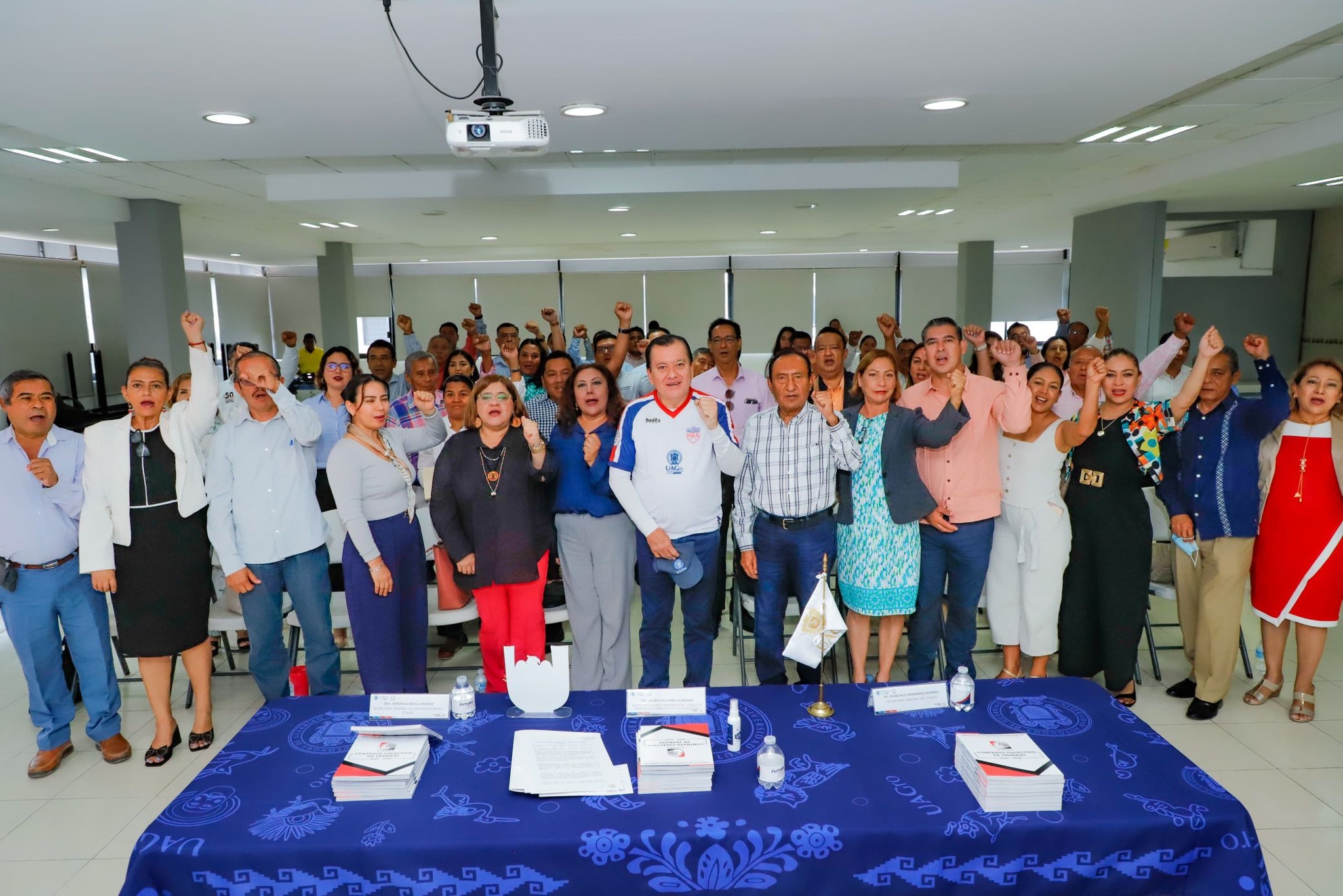 EL DR. JAVIER SALDAÑA ENTREGA EL CONTRATO COLECTIVO DE TRABAJO 2025-2026 A LA DIRECTIVA SINDICAL DEL STAUAG