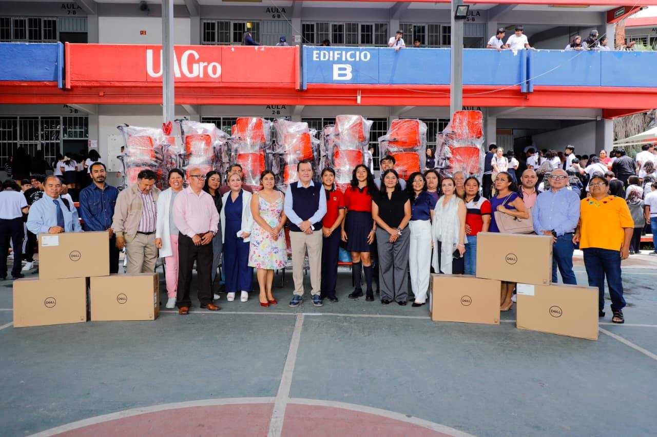 EL DR. JAVIER SALDAÑA VISITA LA PREPARATORIA NO. 33 Y ENTREGA EQUIPAMIENTO