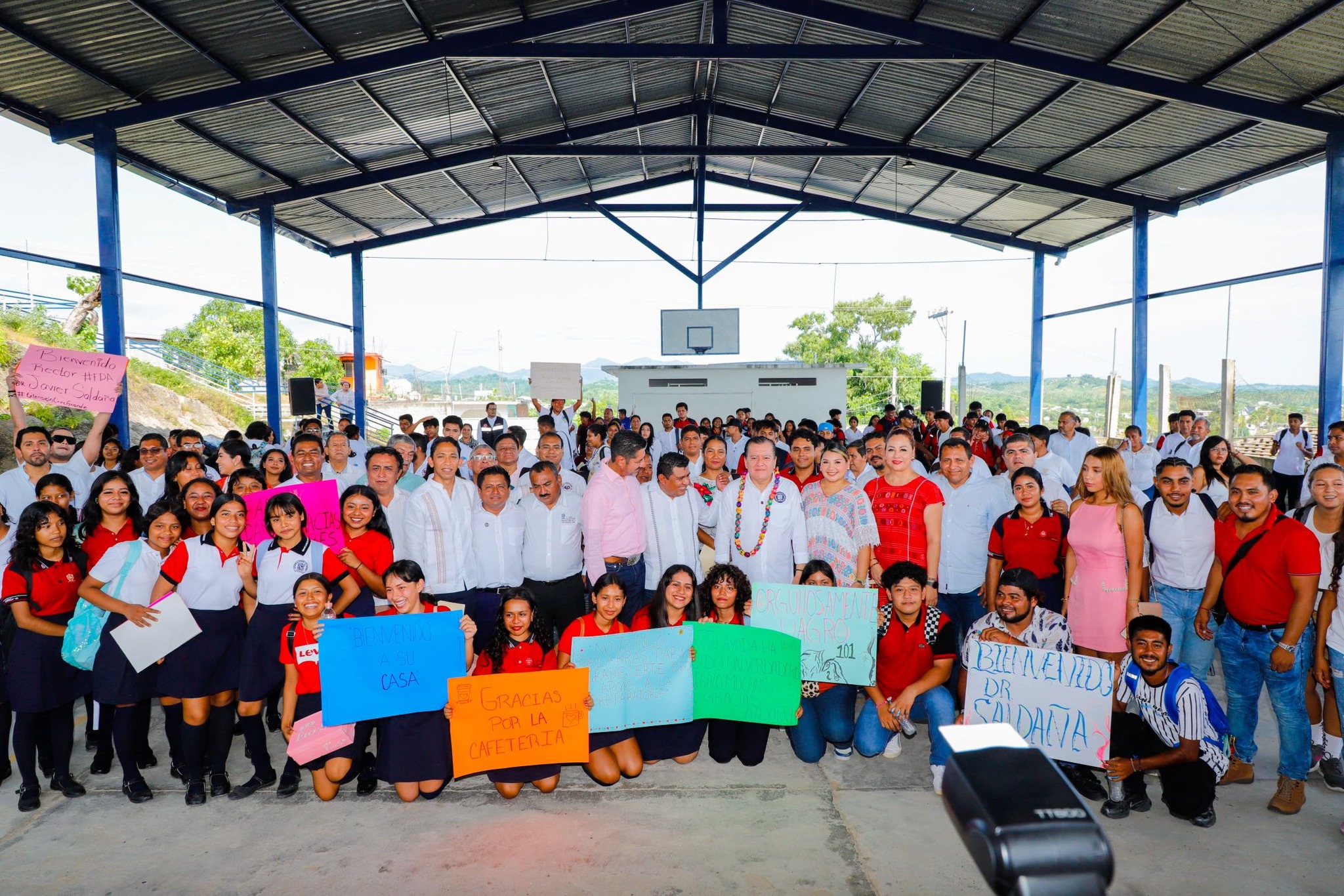EL DR. JAVIER SALDAÑA INAUGURÓ LA CAFETERÍA DE LA PREPARATORIA NO. 40 Y ENTREGÓ EQUIPAMIENTO EN COSTA CHICA, CON UNA INVERSIÓN DE MÁS DE 4.1 MILLONES DE PESOS