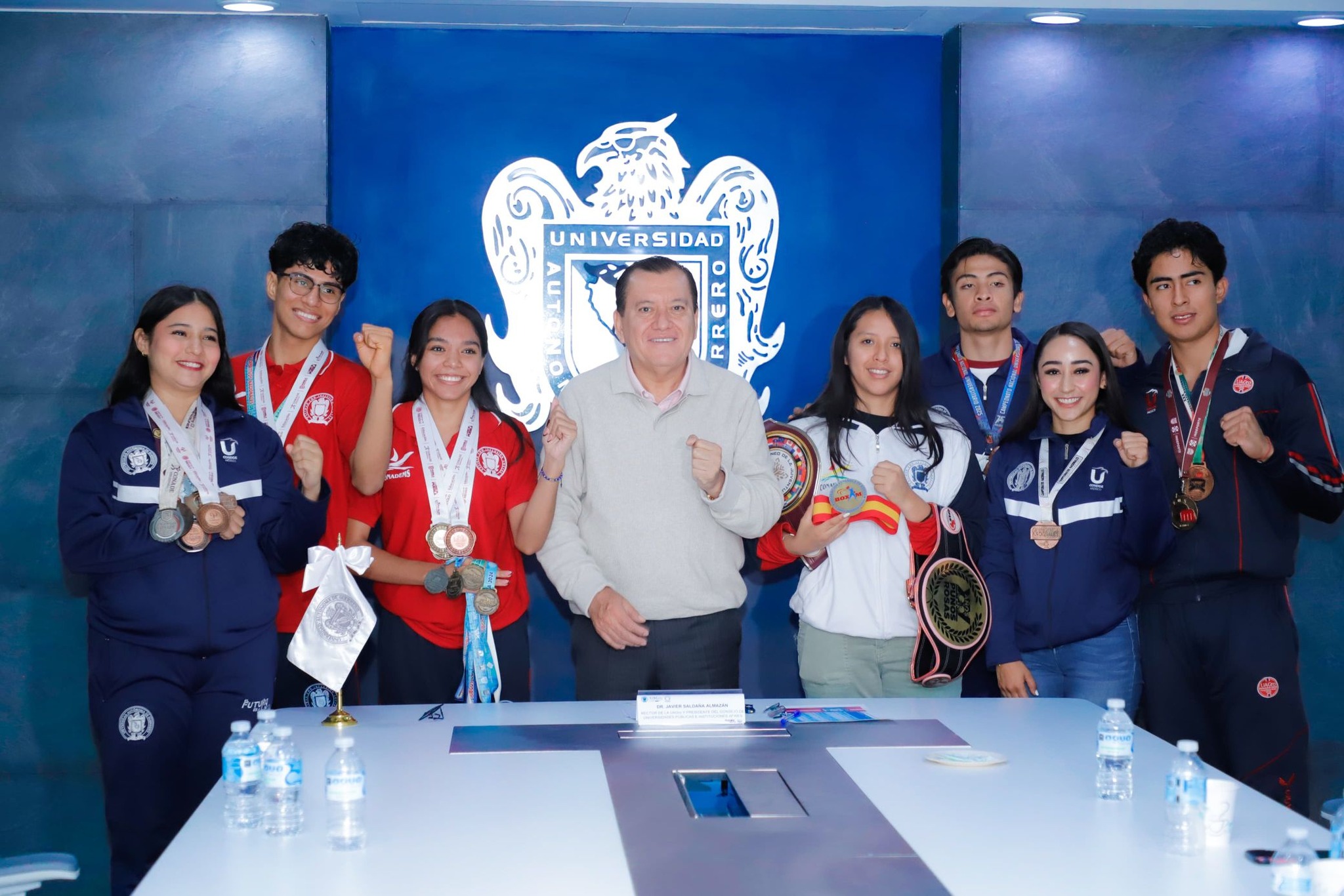 EL RECTOR DE LA UAGRO RECONOCE A MEDALLISTAS UNIVERSITARIOS DEL CONADEMS 2025 